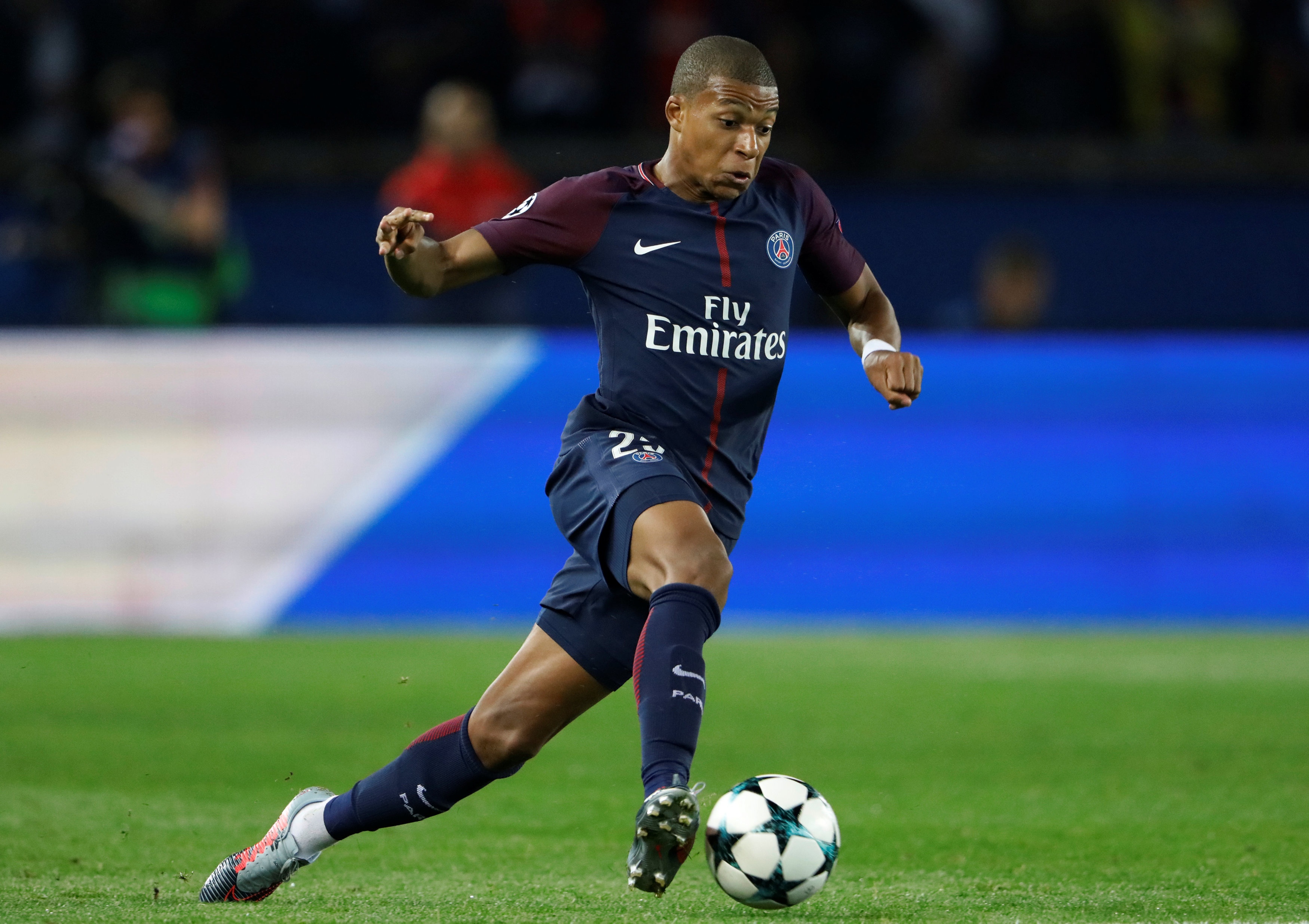 Mbappe dang khien Cavani va Neymar anh 1