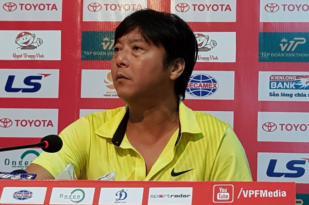 Huynh Duc noi nong voi trong tai tran gap TP.HCM hinh anh