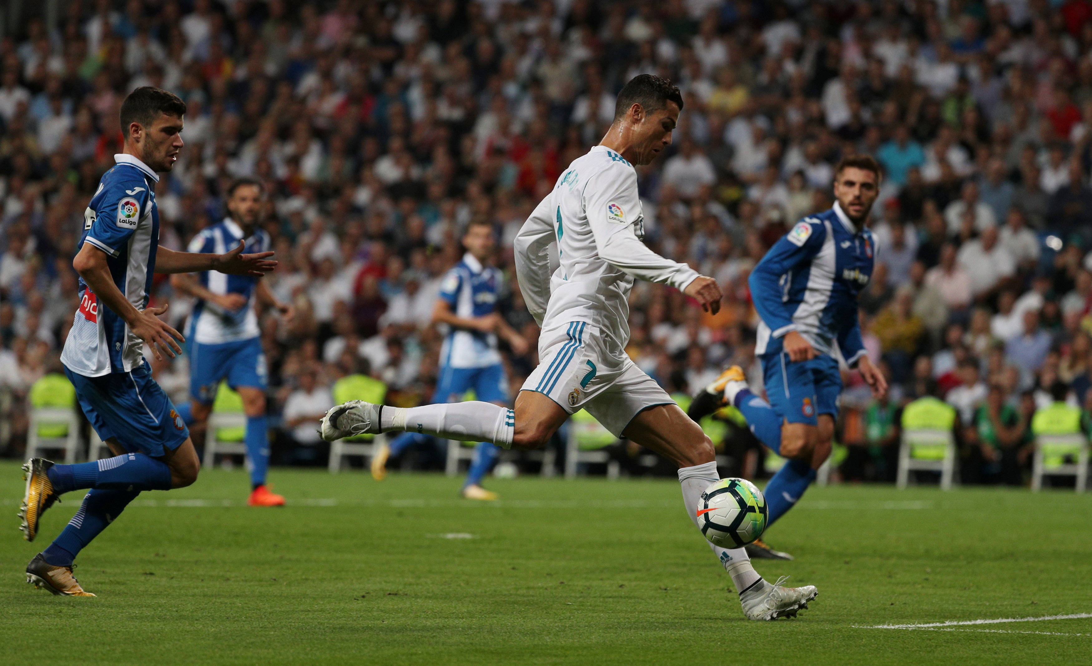 Tit ngoi,  Ronaldo con da nguoi cau thu Espanyol anh 1