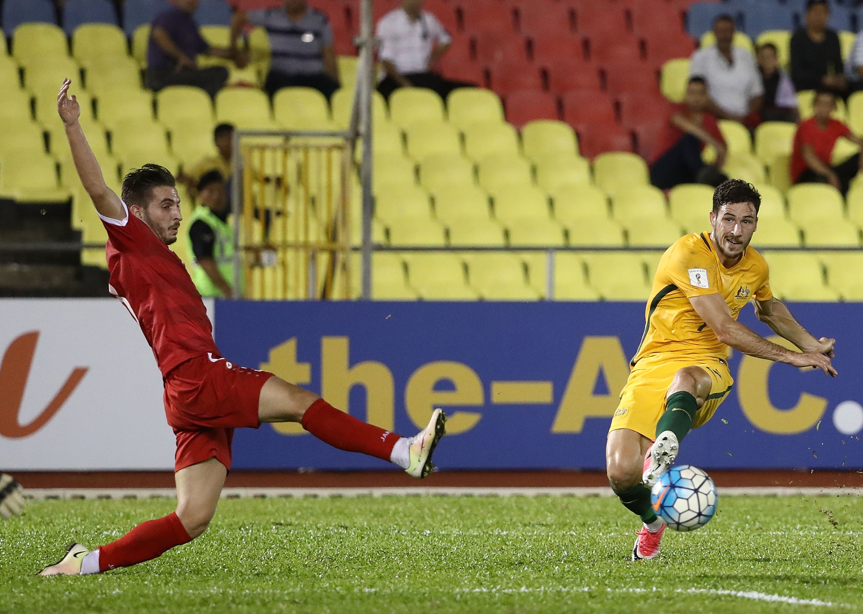 Hai ngoi sao Premier League bat luc truoc Syria anh 5