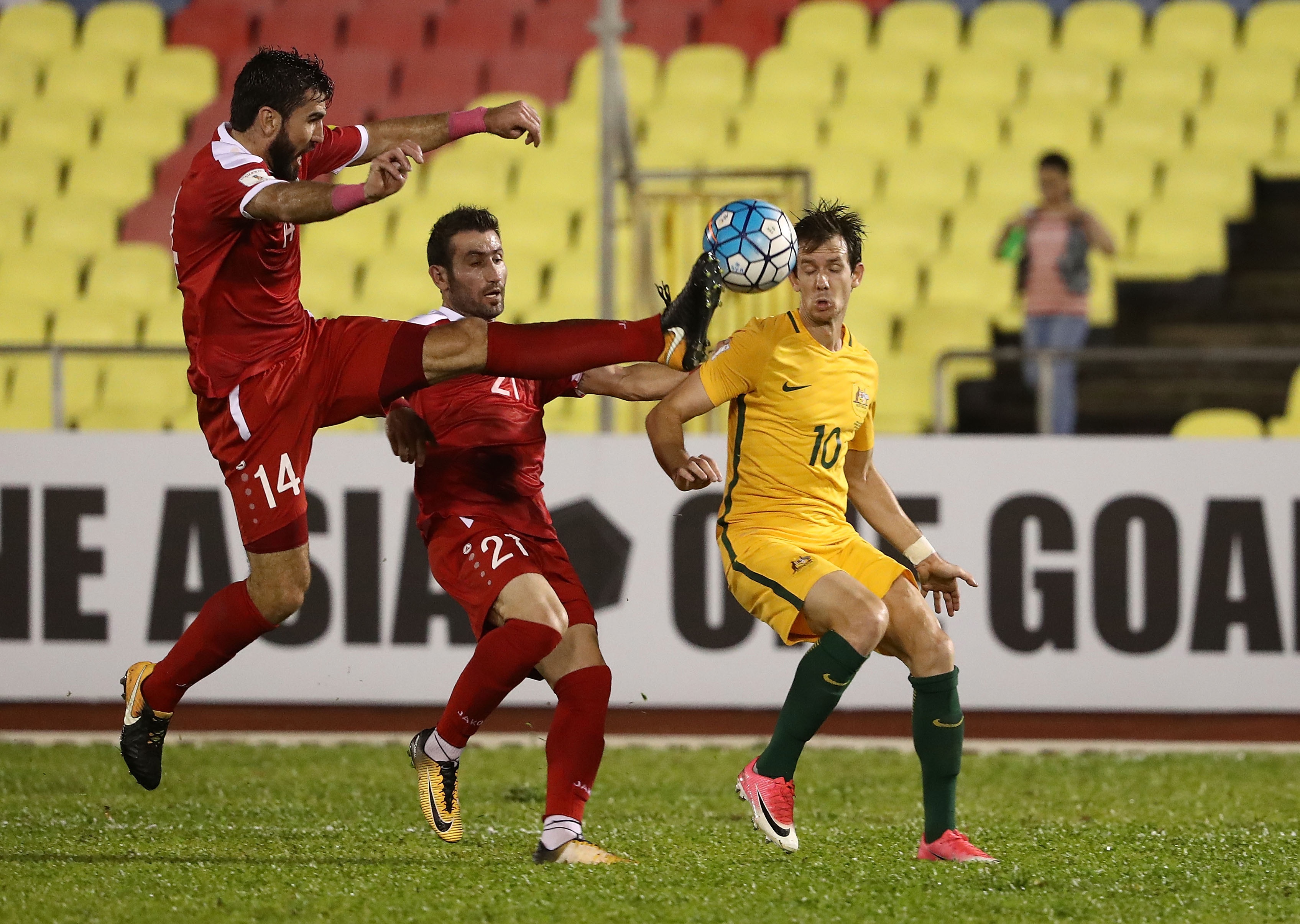 Hai ngoi sao Premier League bat luc truoc Syria anh 8