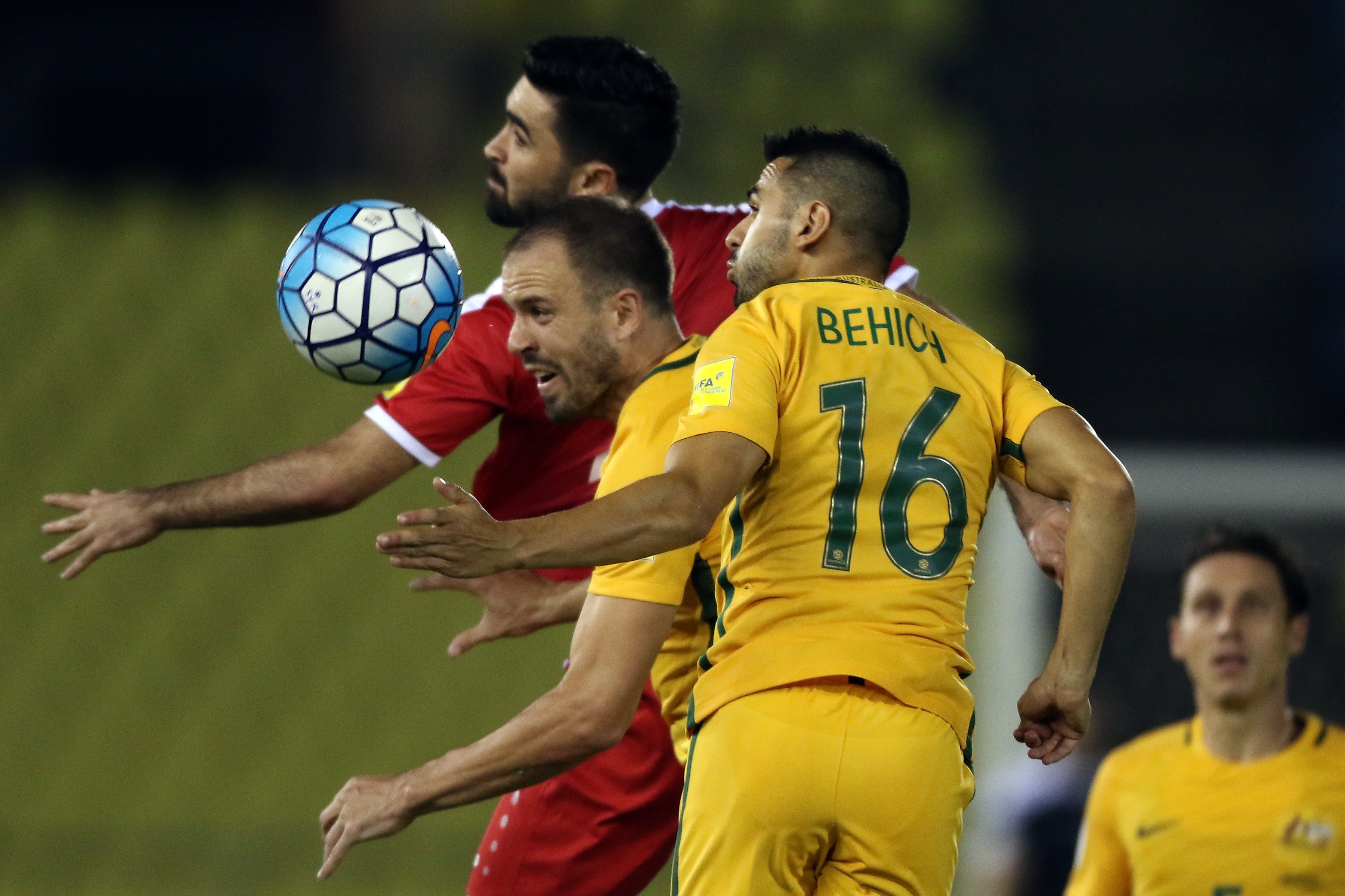 Hai ngoi sao Premier League bat luc trong tran Australia hoa Syria hinh anh