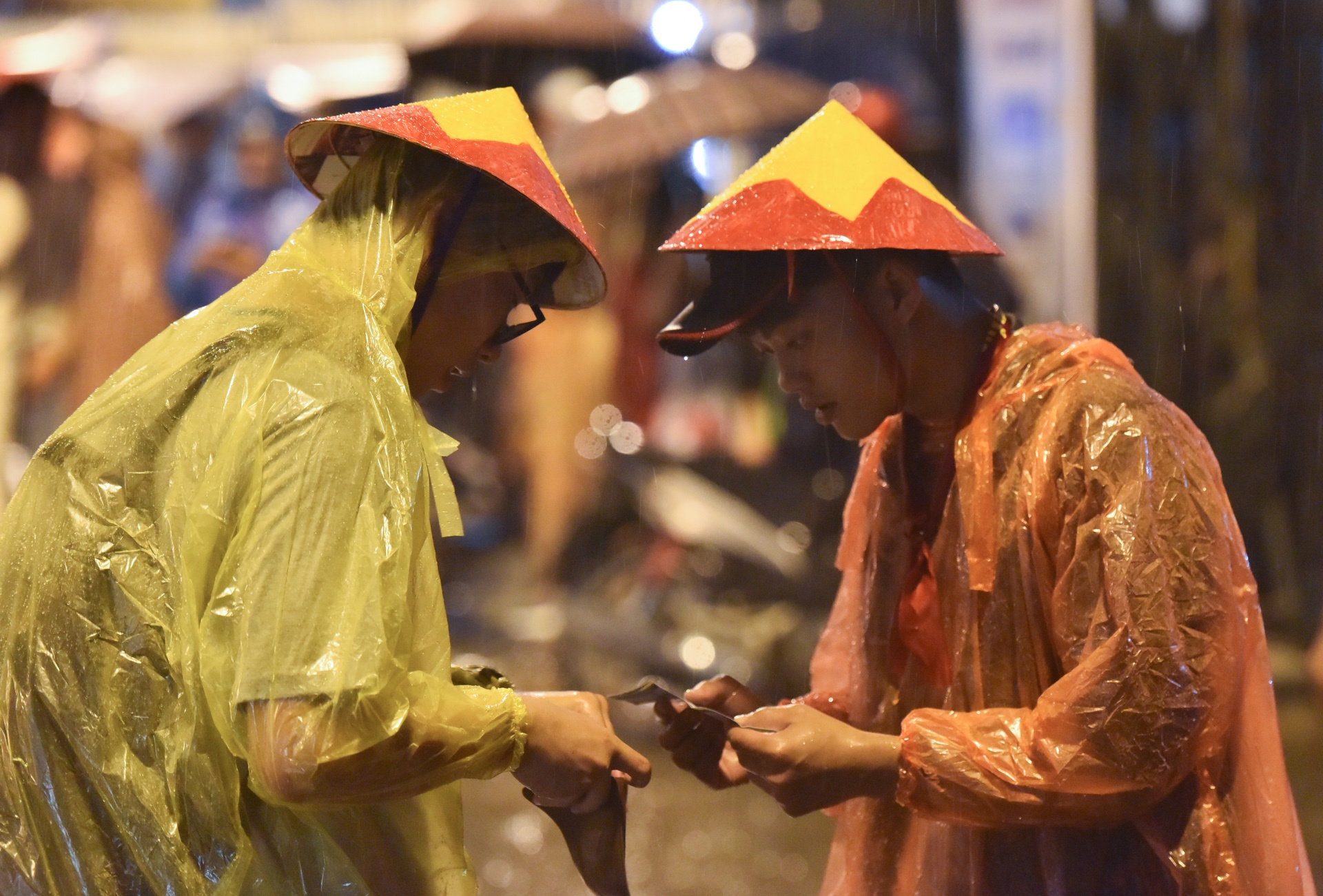 Fan đội mưa tiếp lửa cho tuyển Việt Nam ảnh 1 Fan doi mua tiep lua cho tuyen Viet Nam anh 1