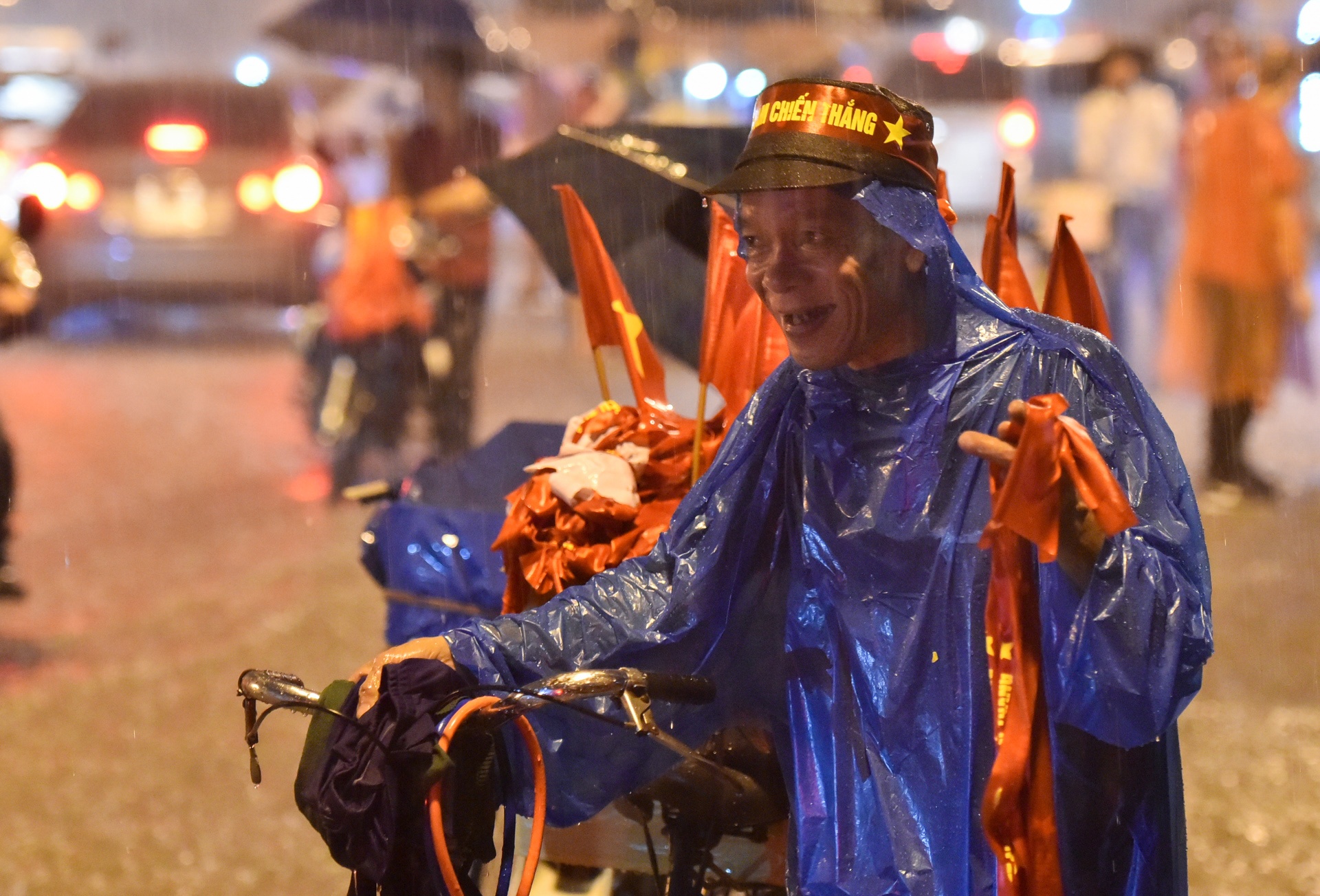 Fan đội mưa tiếp lửa cho tuyển Việt Nam ảnh 2 Fan doi mua tiep lua cho tuyen Viet Nam anh 2