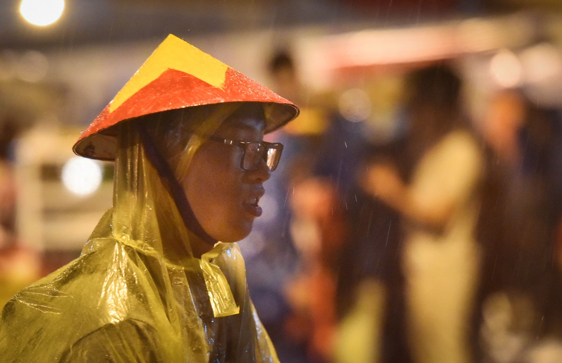 Fan đội mưa tiếp lửa cho tuyển Việt Nam ảnh 3 Fan doi mua tiep lua cho tuyen Viet Nam anh 3