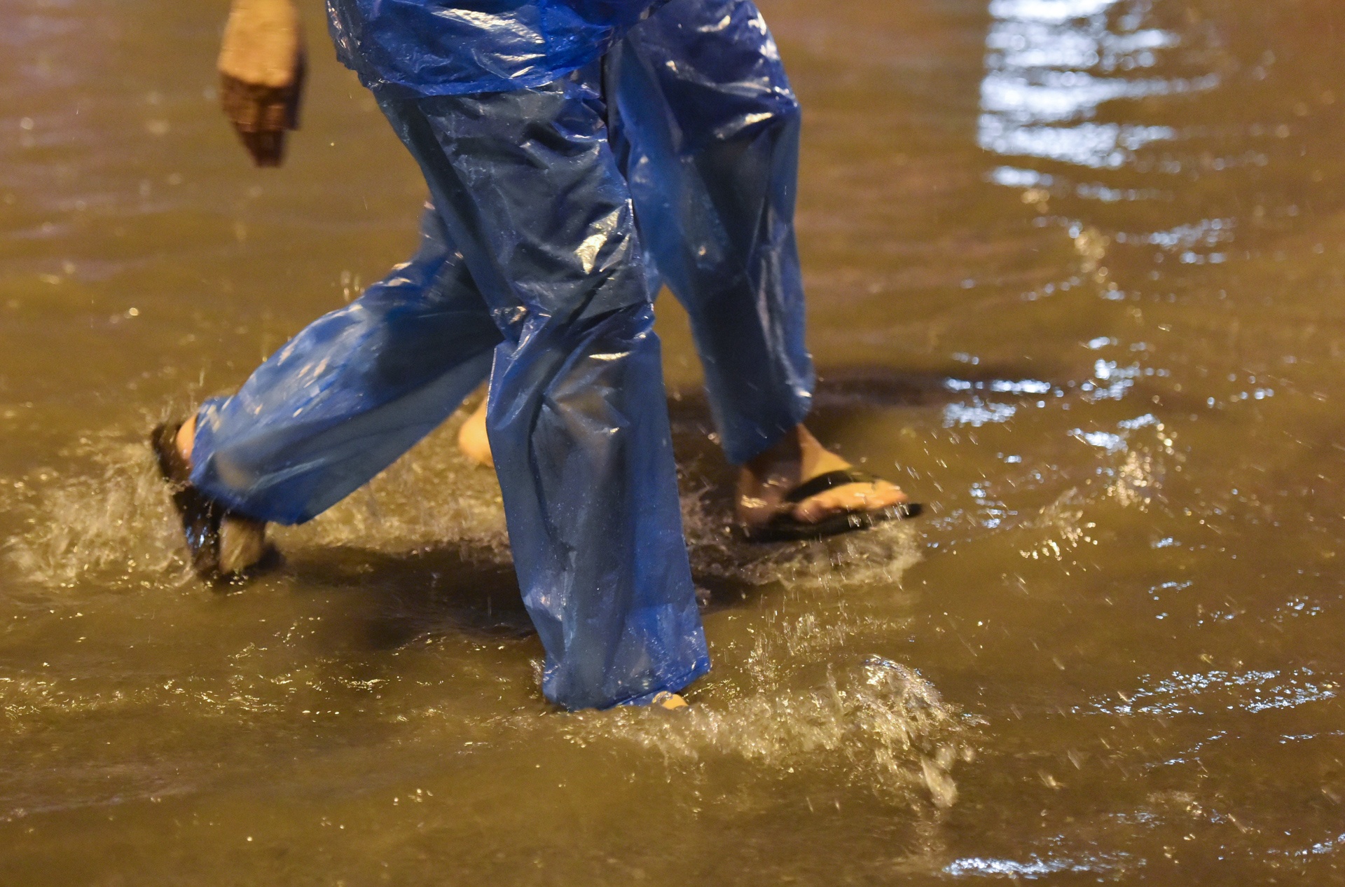 Fan đội mưa tiếp lửa cho tuyển Việt Nam ảnh 4 Fan doi mua tiep lua cho tuyen Viet Nam anh 4