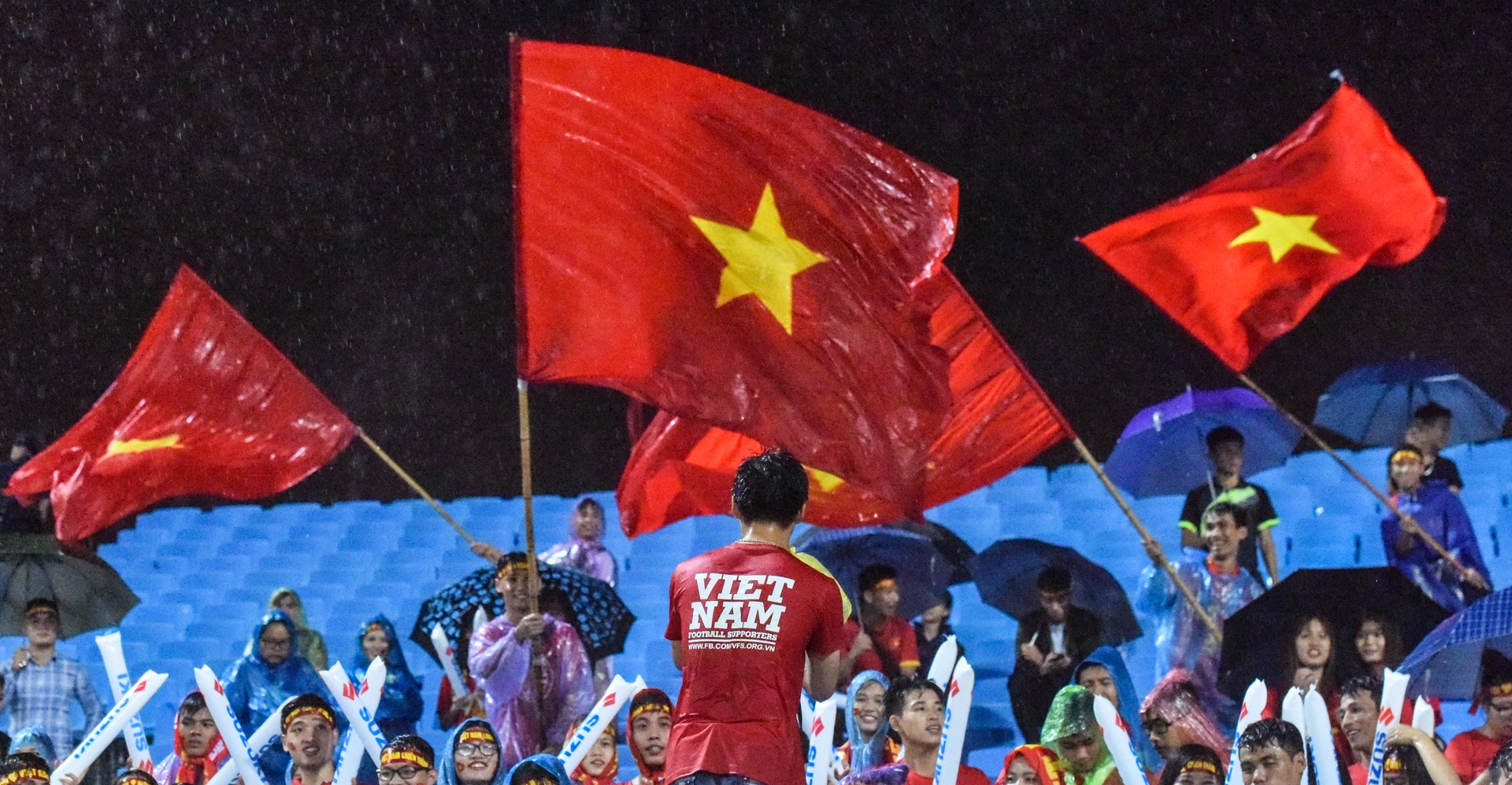 Fan đội mưa tiếp lửa cho tuyển Việt Nam ảnh 5 Fan doi mua tiep lua cho tuyen Viet Nam anh 5