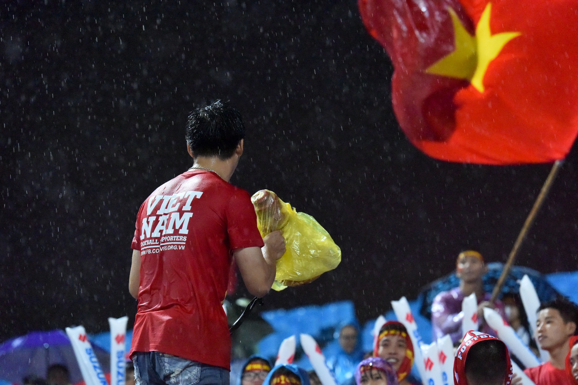 Fan đội mưa tiếp lửa cho tuyển Việt Nam ảnh 6 Fan doi mua tiep lua cho tuyen Viet Nam anh 6