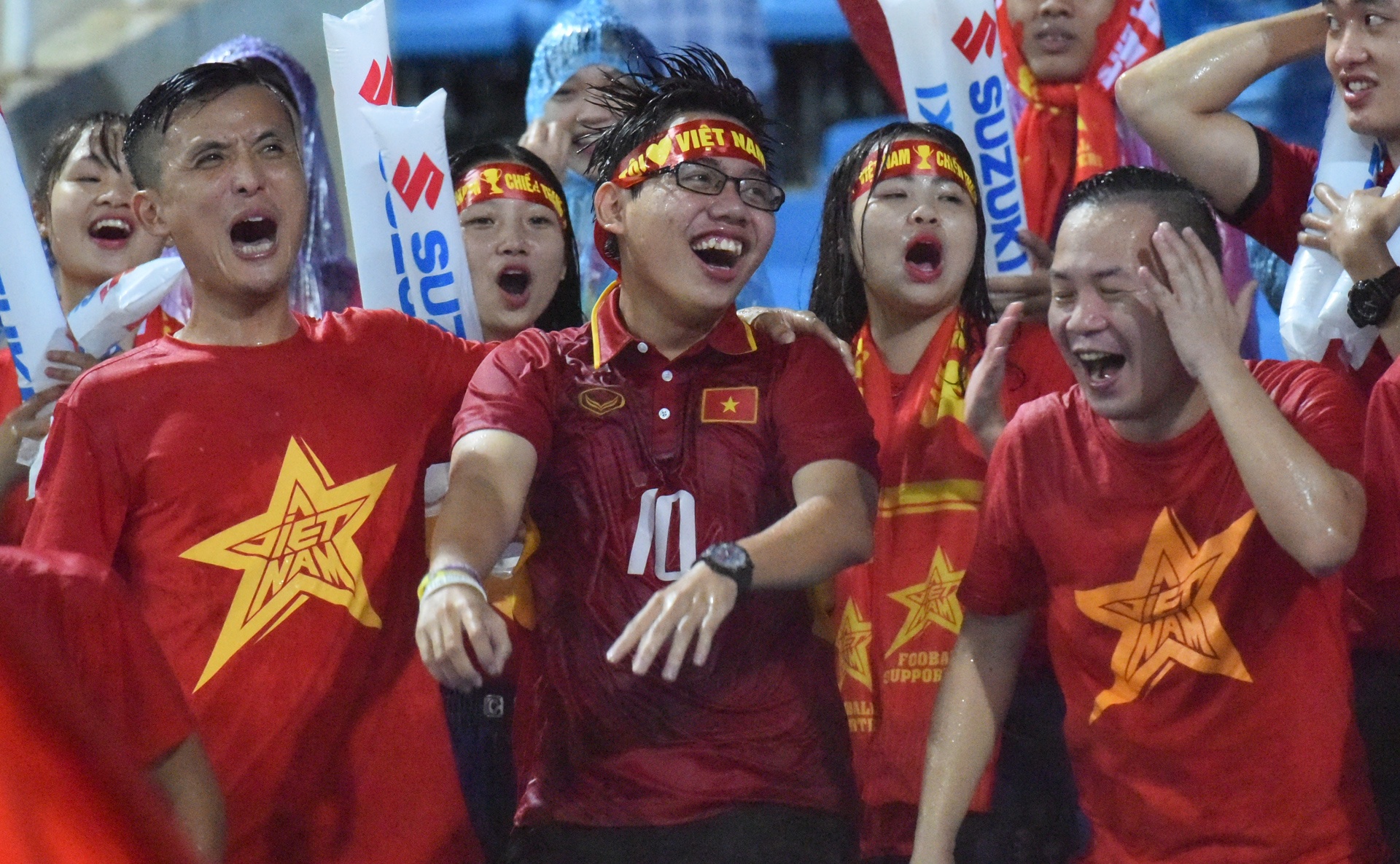 Co dong vien doi mua rao co vu doi tuyen Viet Nam hinh anh