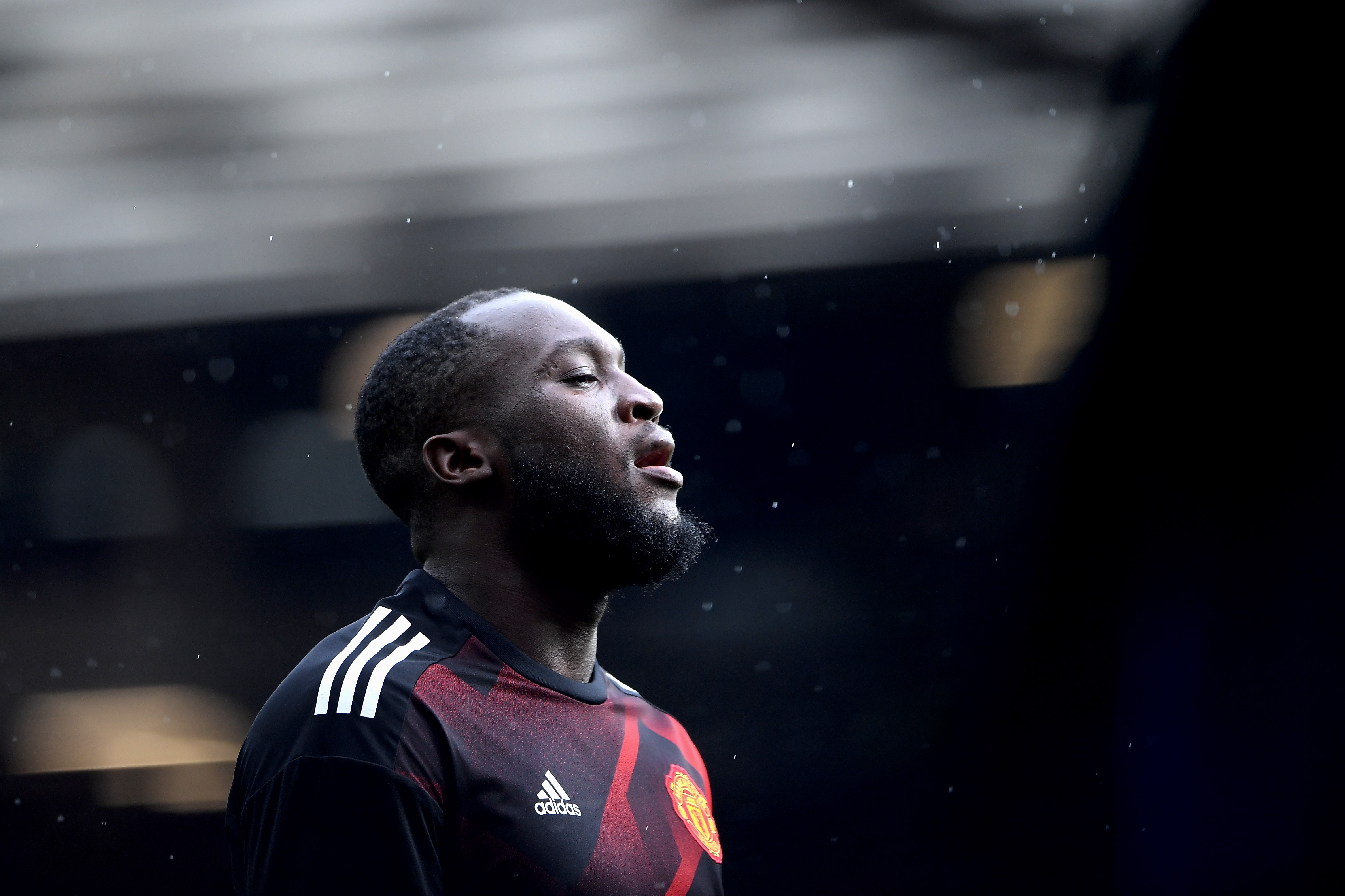 Vat vo tai Anfield, Lukaku co dang bi chi trich? hinh anh