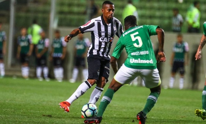 Robinho bi be mat vi dien he truoc mat doi thu hinh anh