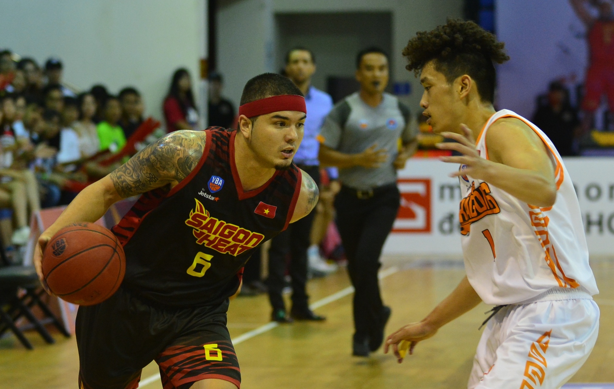 Viet Arnold ruc sang, bien Danang Dragons thanh cuu vuong hinh anh