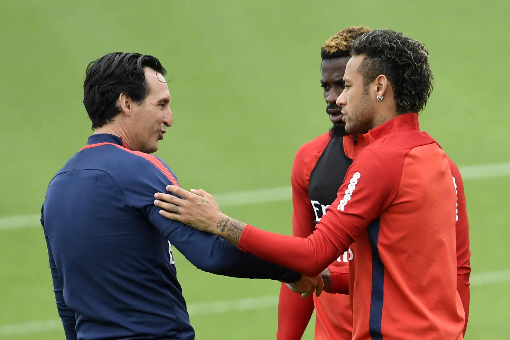 Neymar làm loạn, cãi HLV Emery ảnh 2 Neymar lam loan, cai HLV Emery anh 2