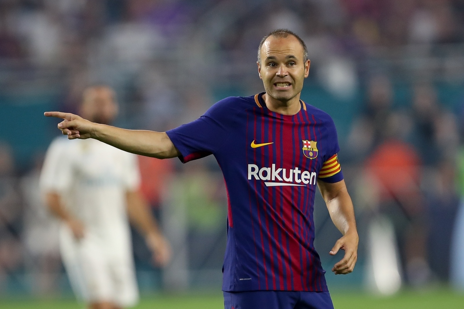 Iniesta cam dau 'cach mang' chan cua Coutinho den Barca hinh anh