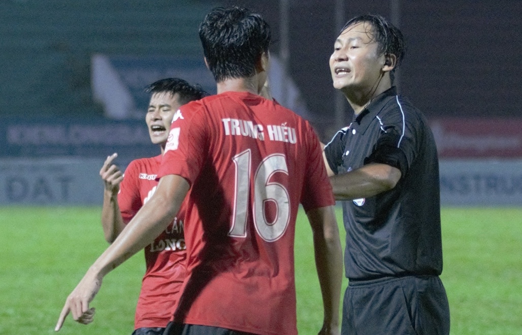 Trong tai be coi, Thanh Hoa day Long An sat bo vuc rot hang hinh anh