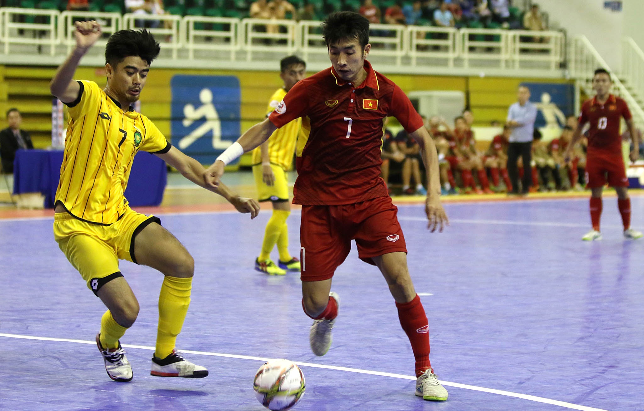 Trong Luan tiep tuc thang hoa,  giup futsal Viet Nam nhan chim Brunei anh 1