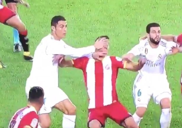 Tinh huong Ronaldo cao mat cau thu Girona hinh anh