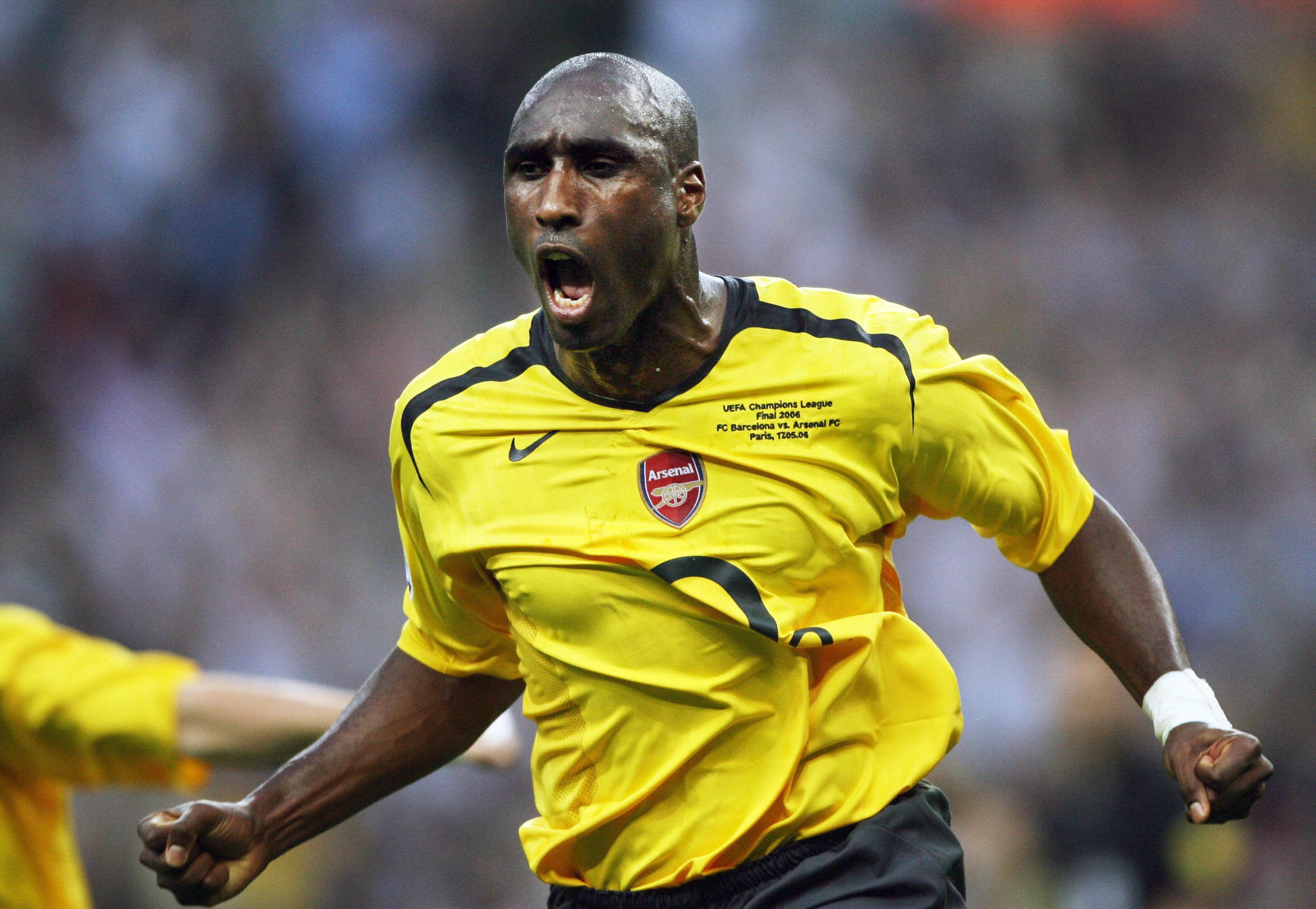 Huyền thoại Sol Campbell sang Việt Nam ảnh 2 Huyen thoai Sol Campbell sang Viet Nam anh 2