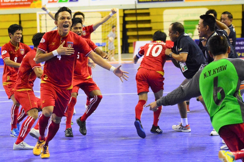 Futsal Viet Nam trang tay o giai Dong Nam A anh 1