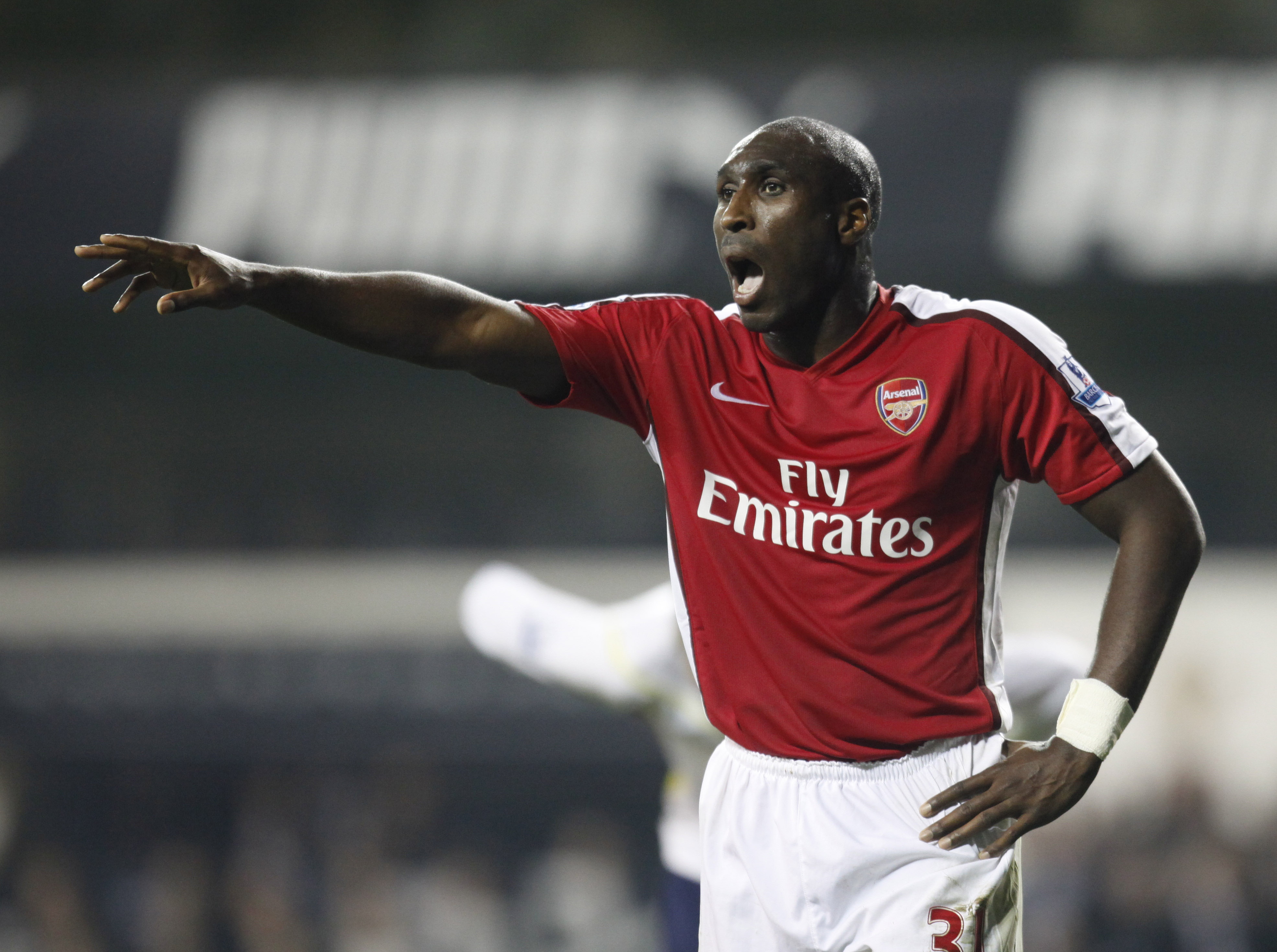 Sol Campbell: Wenger nhu ruou vang hao hang, cang de lau cang ngon hinh anh