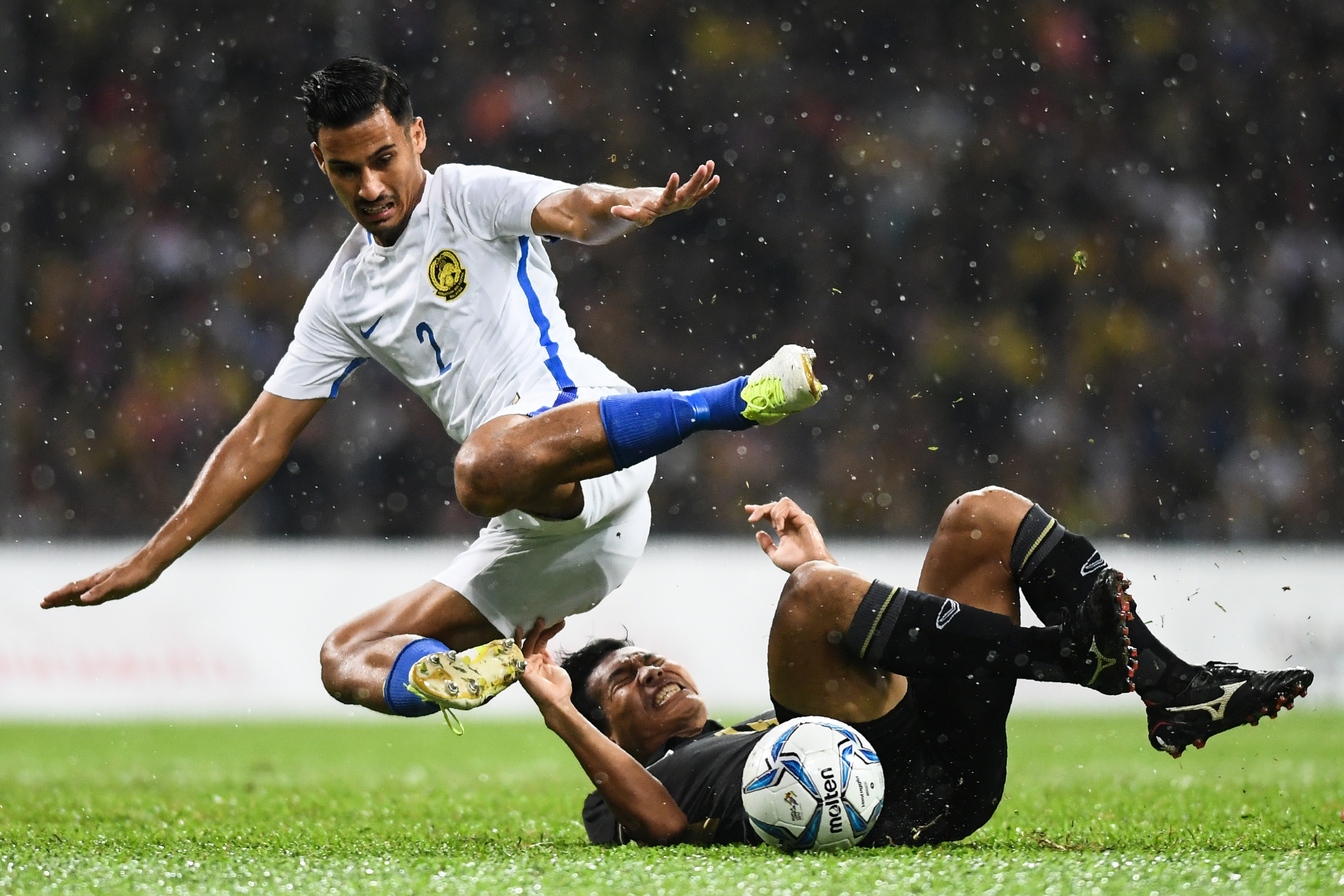Xuan Truong vao top guong mat noi bat bong da Dong Nam A anh 4