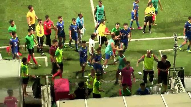 Cau thu Singapore hon chien du doi tren san hinh anh