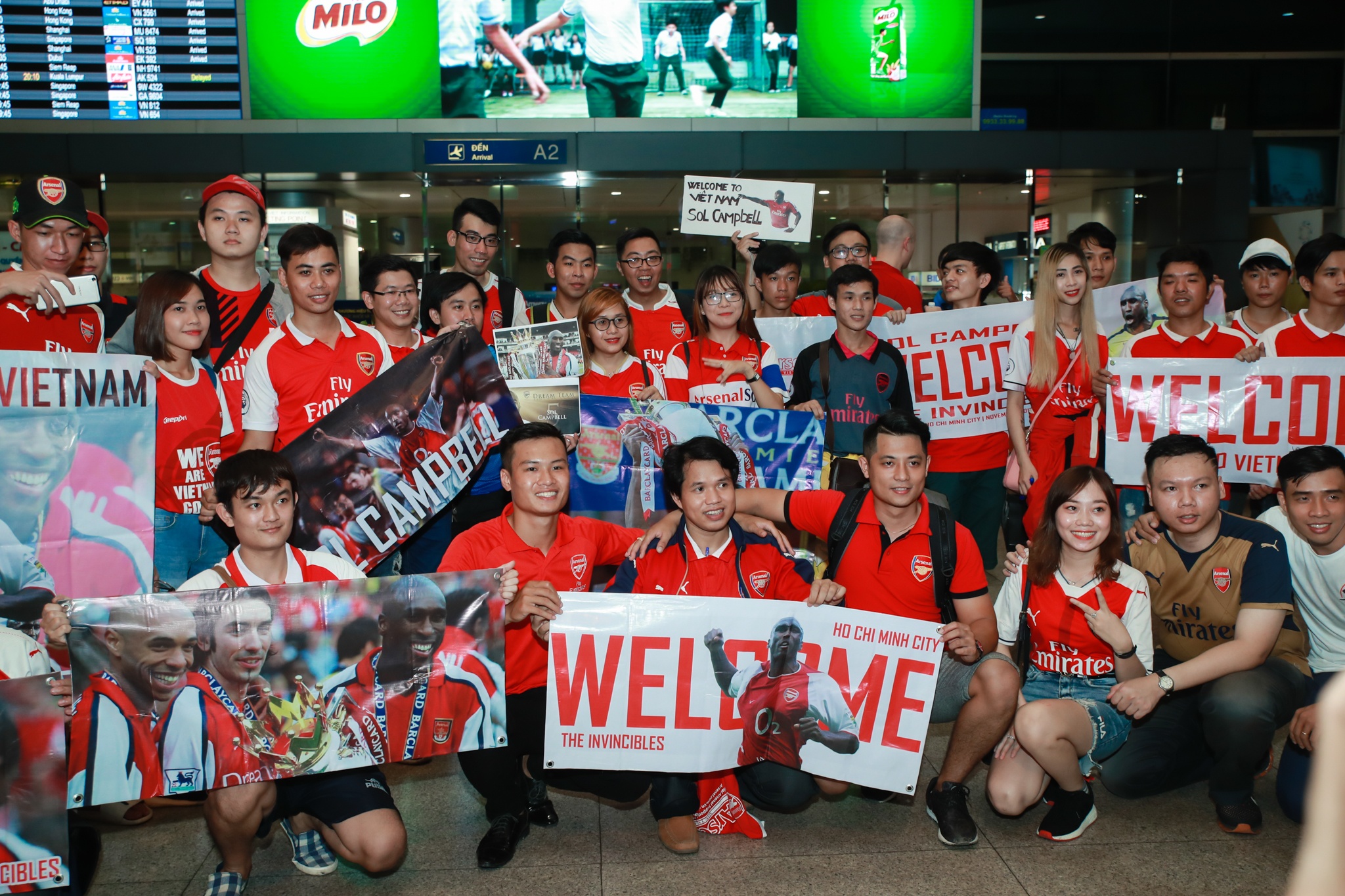 Huyen thoai Sol Campbell toi Viet Nam anh 1