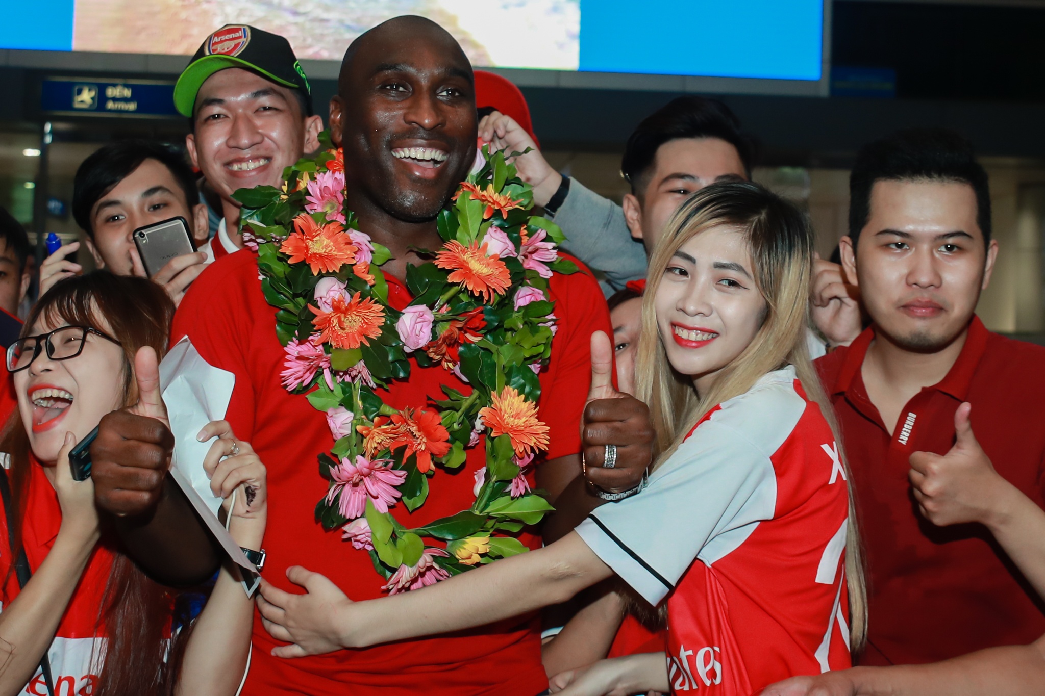 Huyen thoai Sol Campbell toi Viet Nam anh 8
