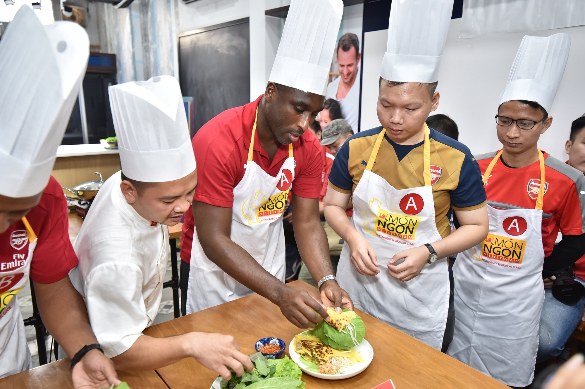 Thi nau banh xeo, huyen thoai Arsenal chien thang nho nuoc cham ngon hinh anh