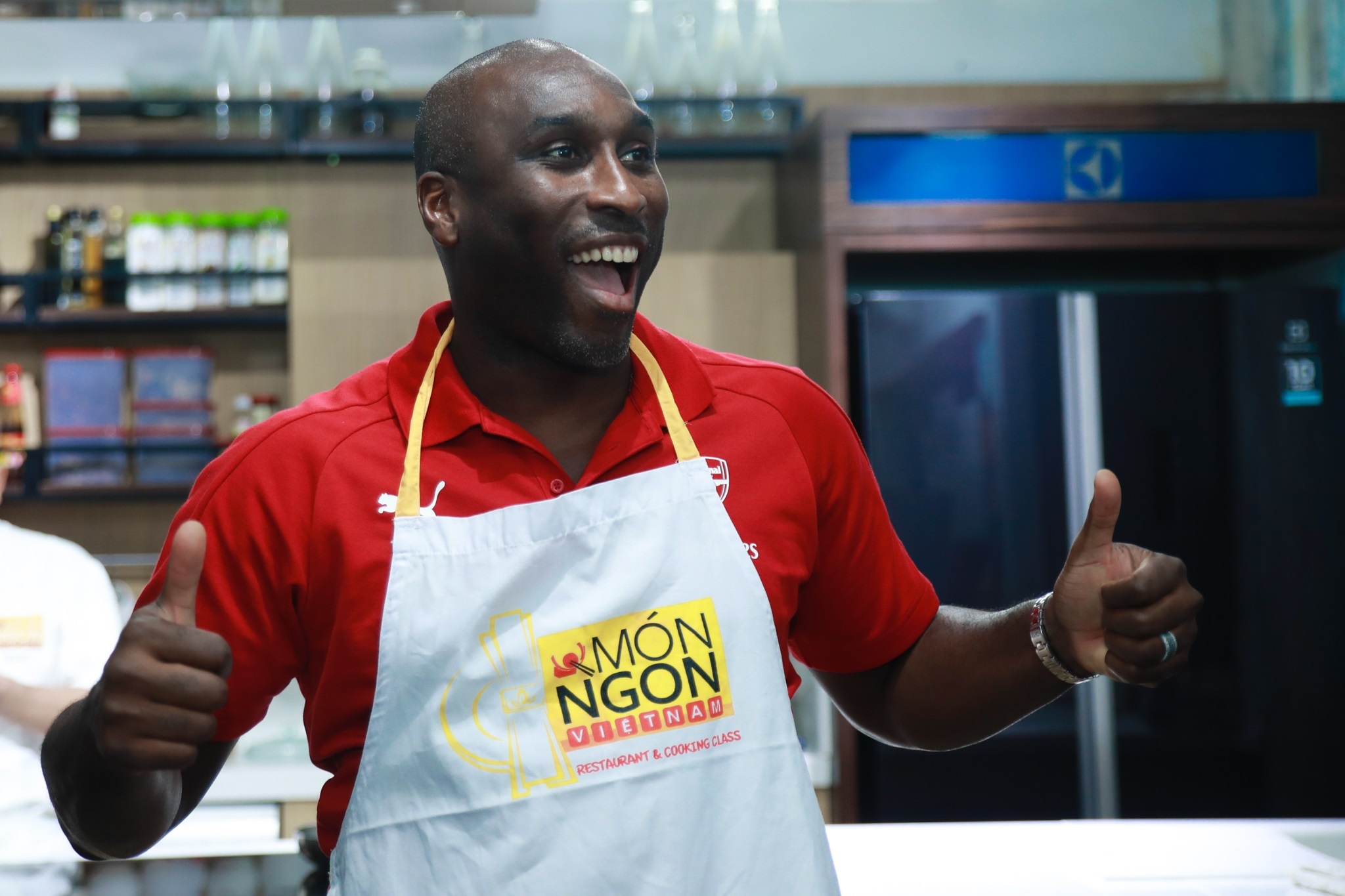 Huyen thoai Arsenal ap u giac mo lam chu nha hang Viet Nam hinh anh