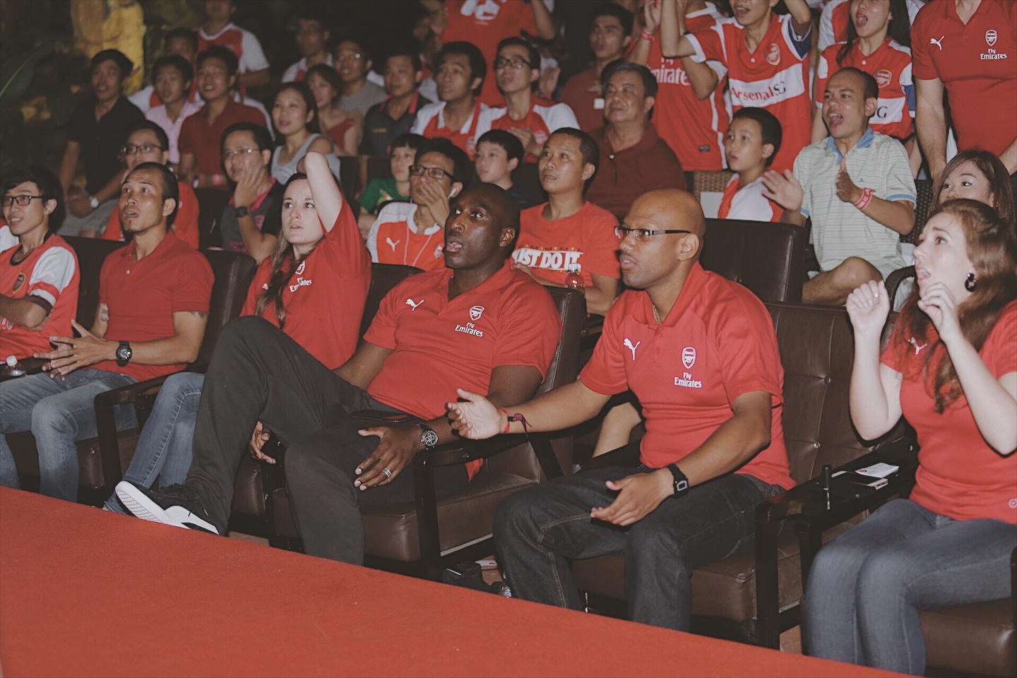 Fan nu xinh dep vo oa cam xuc khi theo doi derby cung huyen thoai Arsenal anh 8