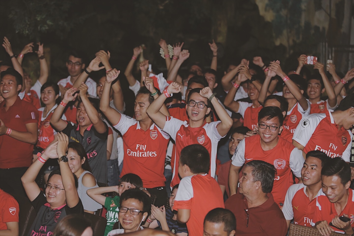 Fan nu xinh dep vo oa cam xuc khi theo doi derby cung huyen thoai Arsenal anh 10