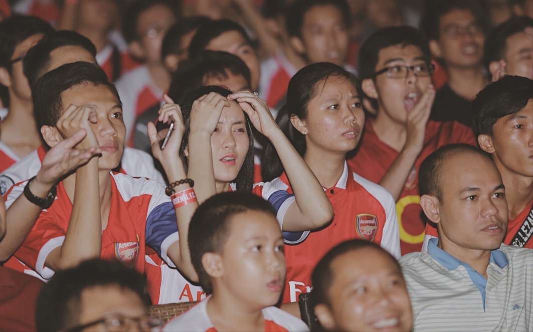 Fan nu xinh dep vo oa cam xuc khi theo doi derby cung huyen thoai Arsenal anh 6