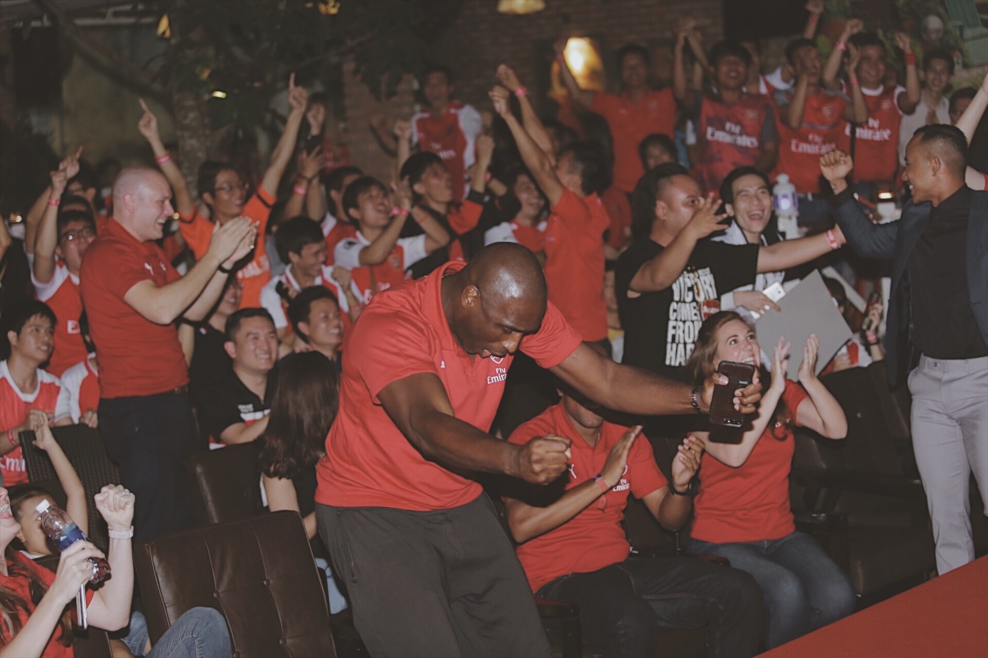 Fan nu xinh dep vo oa cam xuc khi theo doi derby cung huyen thoai Arsenal anh 9