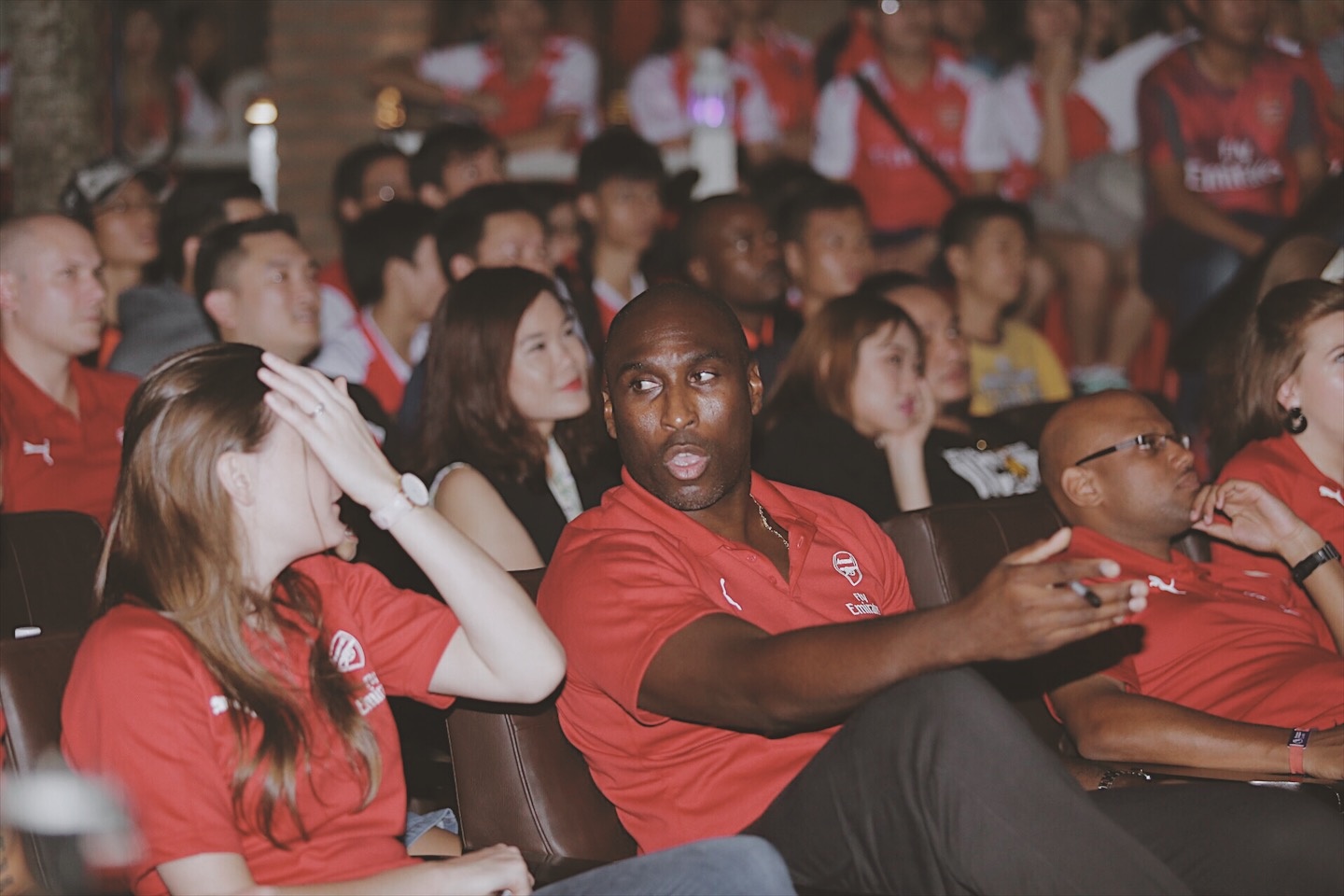 Fan nu xinh dep vo oa cam xuc khi theo doi derby cung huyen thoai Arsenal anh 7