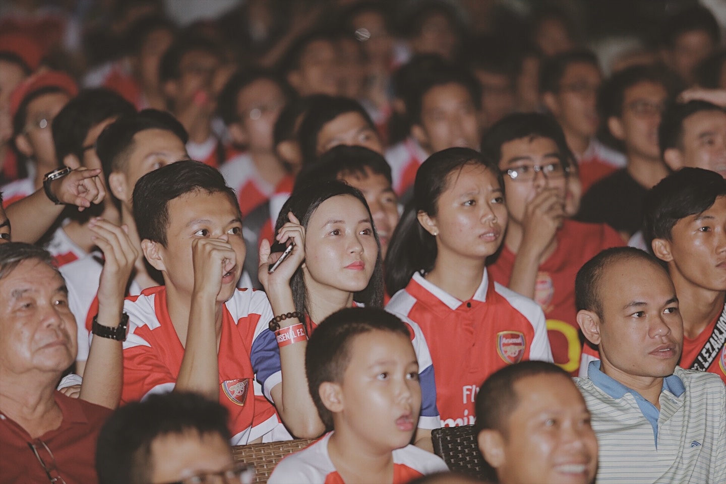 Fan nu xinh dep vo oa cam xuc khi theo doi derby cung huyen thoai Arsenal anh 5