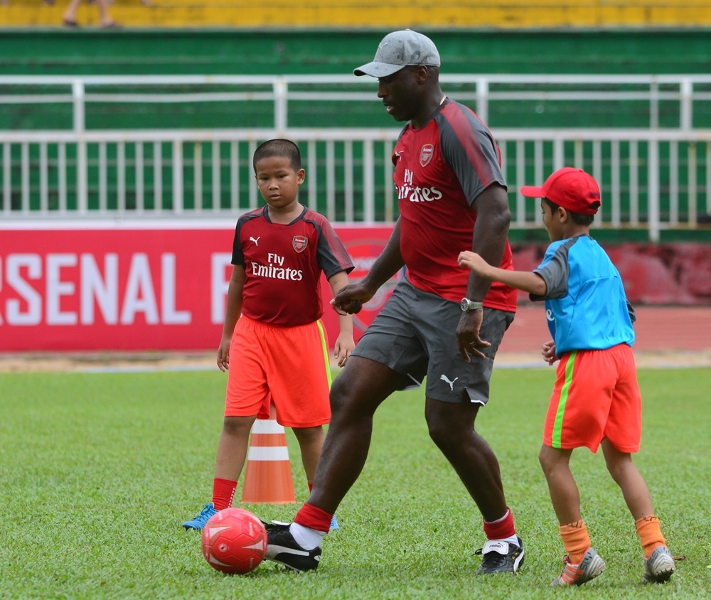 Huyen thoai Arsenal an tuong voi mot cau thu nhi anh 6