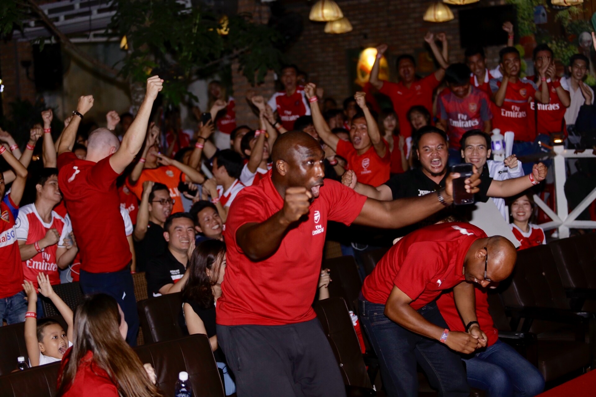 Fan nu xinh dep vo oa cam xuc khi theo doi derby cung huyen thoai Arsenal anh 11