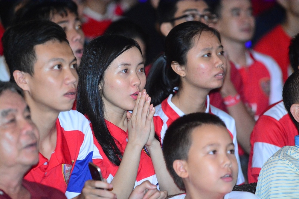 Fan nu xinh dep vo oa cam xuc khi theo doi derby cung huyen thoai Arsenal anh 4