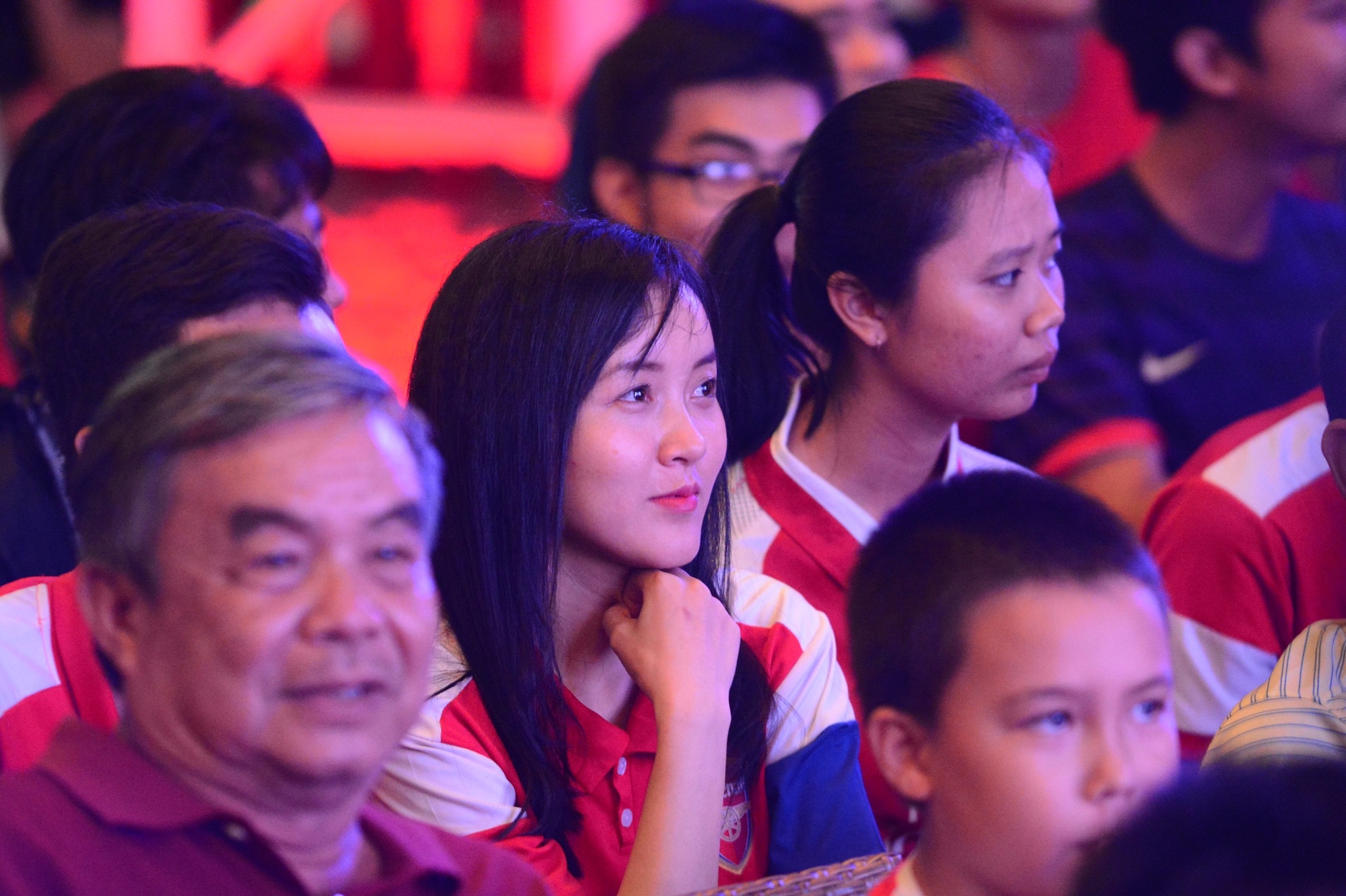 Fan nu xinh dep vo oa cam xuc khi theo doi derby cung huyen thoai Arsenal anh 3