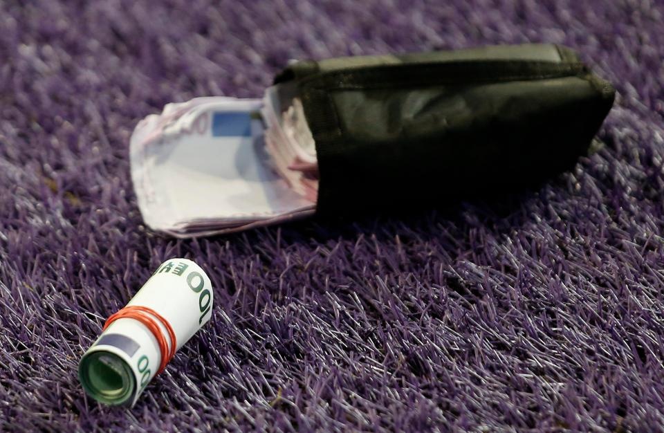 Phan doi gia ve, fan Bayern nem tien gia xuong san hinh anh