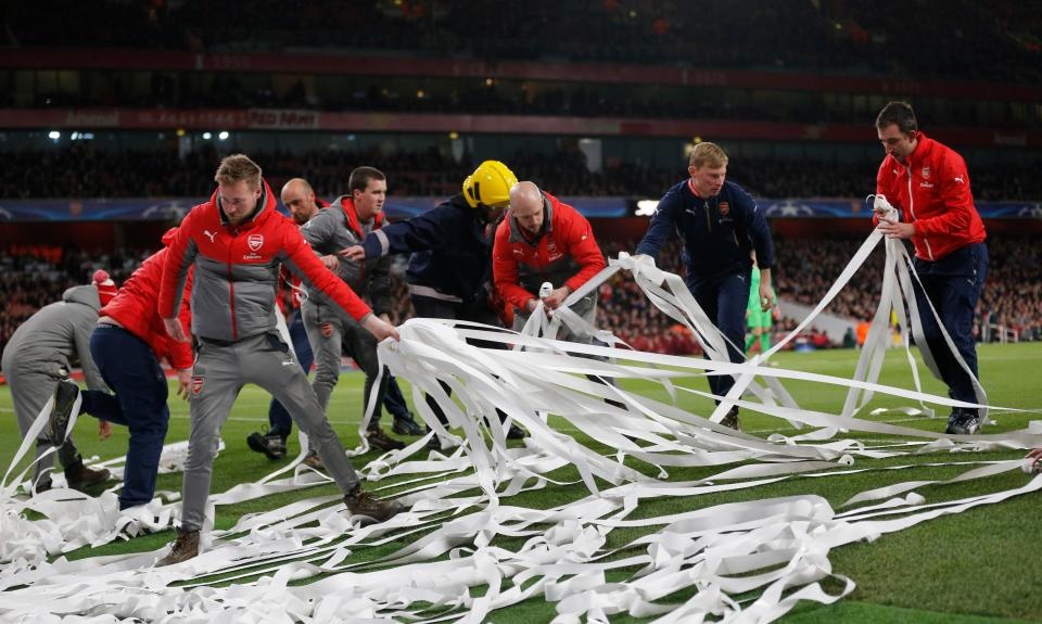 Phan doi gia ve cat co,  fan Bayern Munich nem tien gia xuong san anh 6