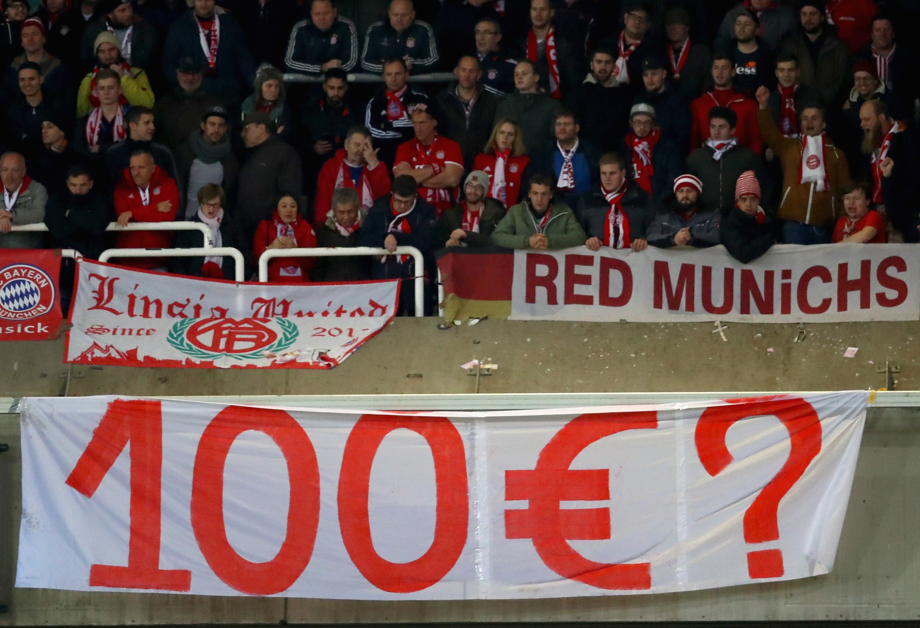 Phan doi gia ve cat co,  fan Bayern Munich nem tien gia xuong san anh 5