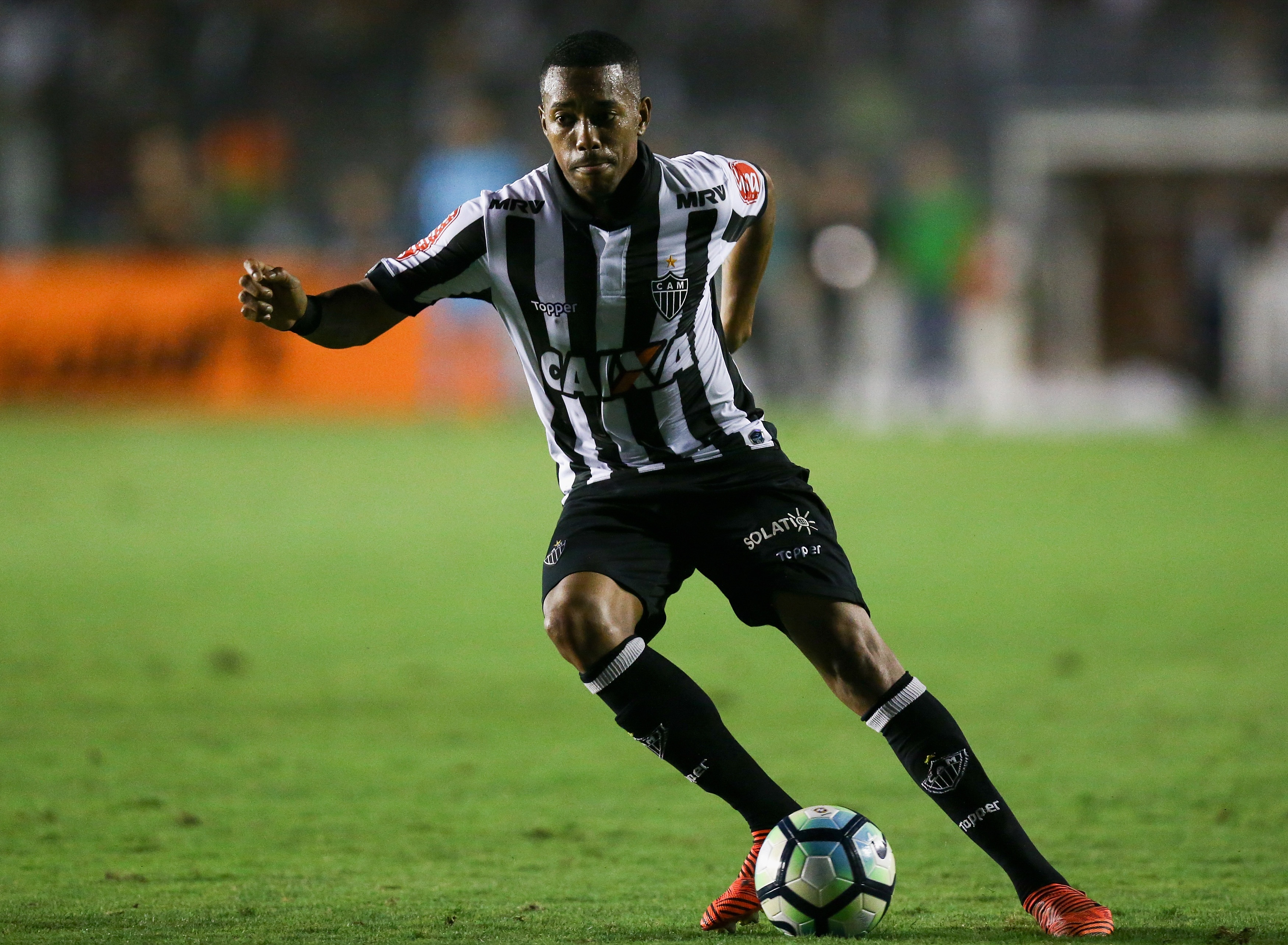 Robinho di tu vi nghi an tan cong tinh duc anh 1