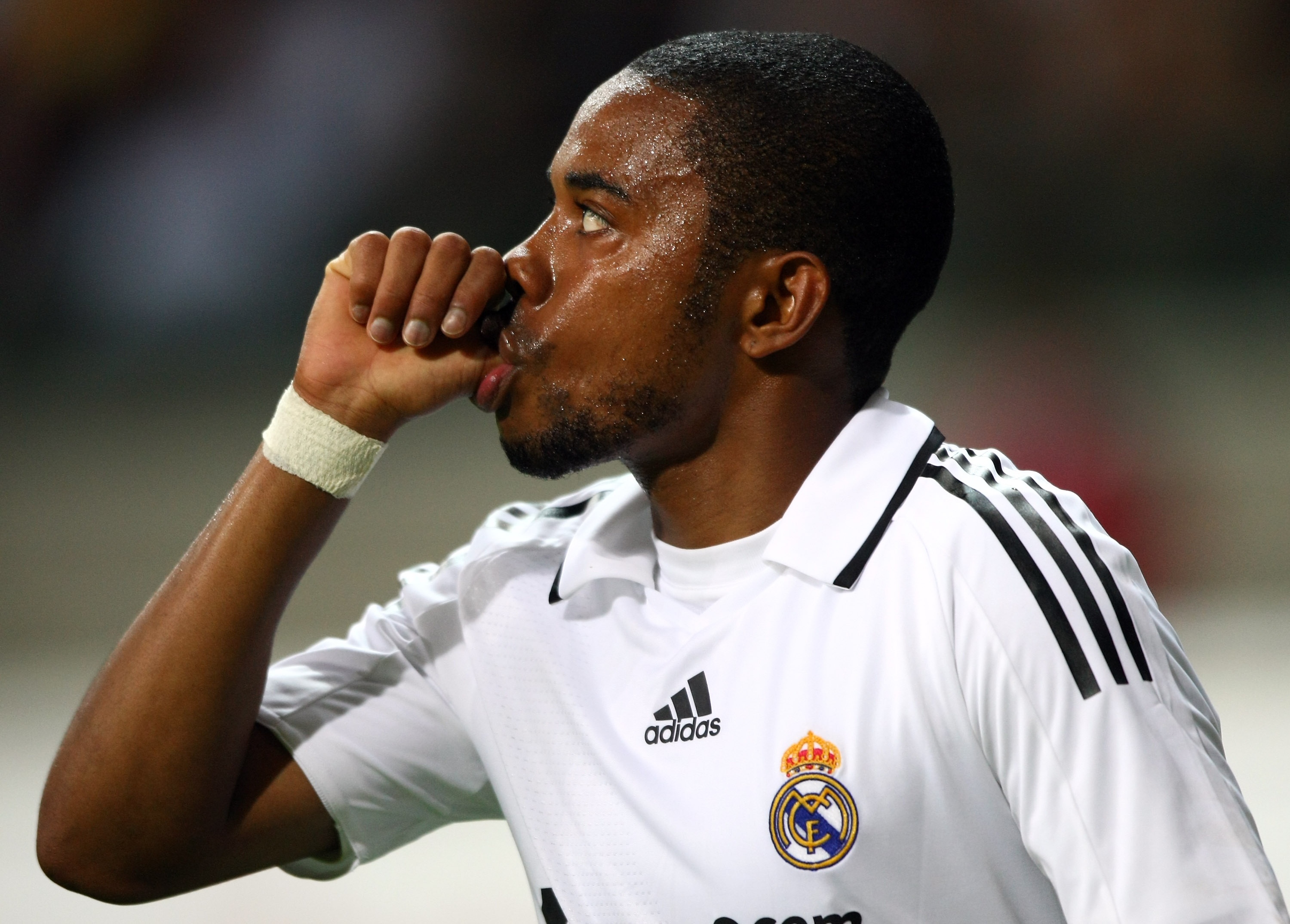 Robinho van song ung dung truoc an tu lo lung anh 3