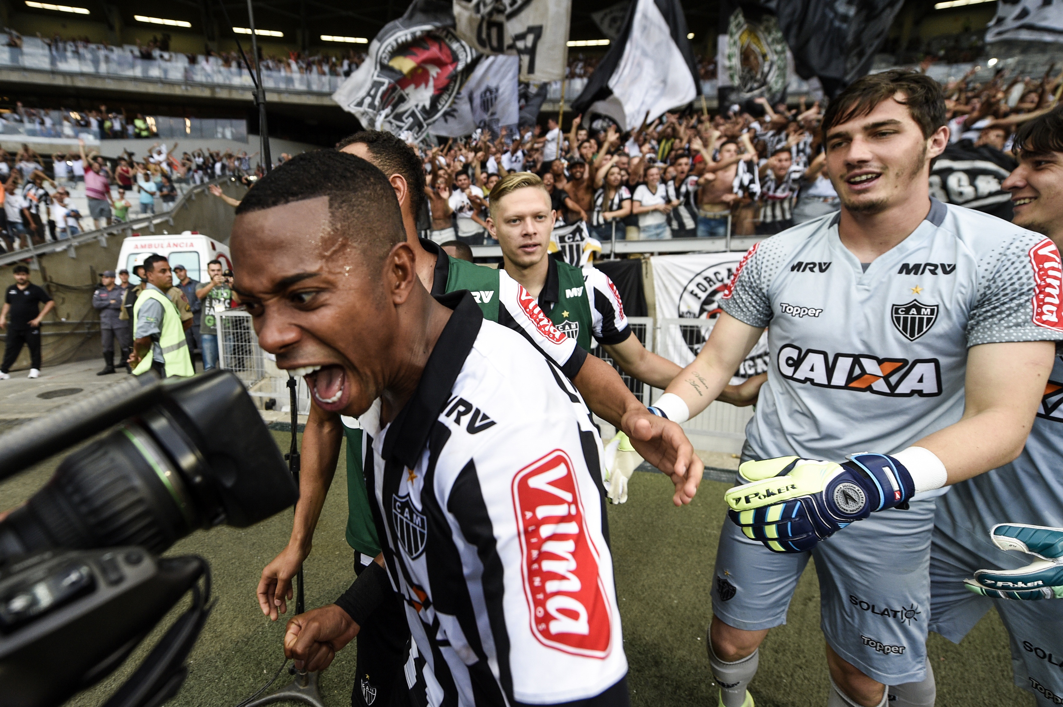 Robinho van song ung dung truoc an tu lo lung anh 1