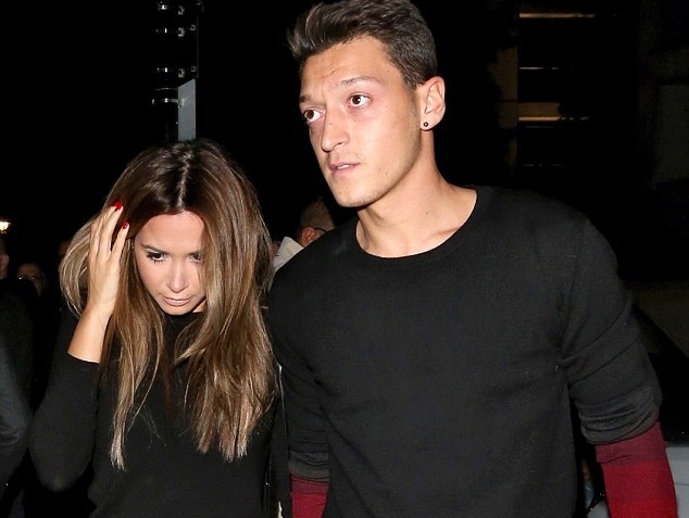 Oezil mat co hoi den Barca vi an choi qua da? hinh anh