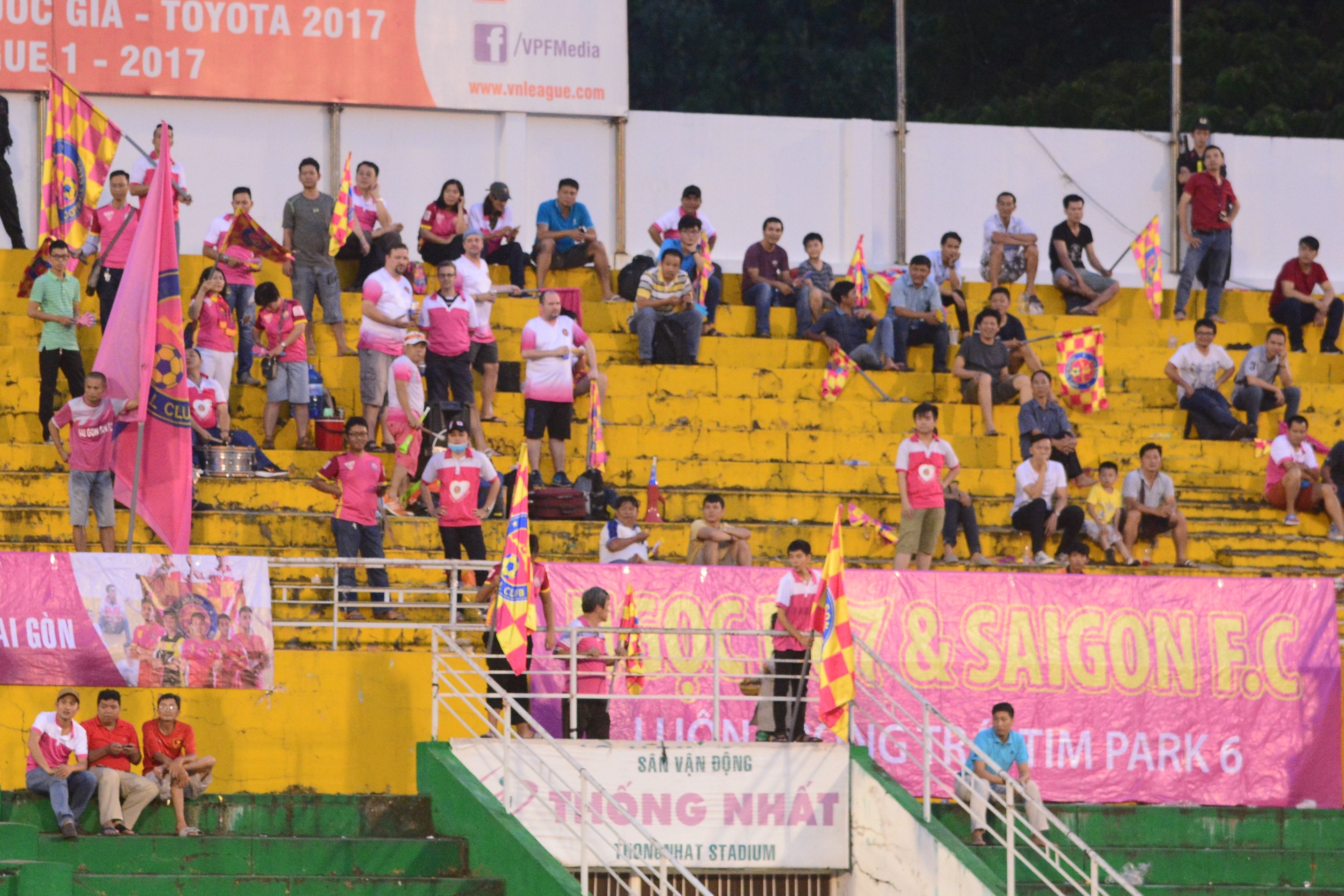 V.League mat gia vi ngoai binh gioi khong co anh 1