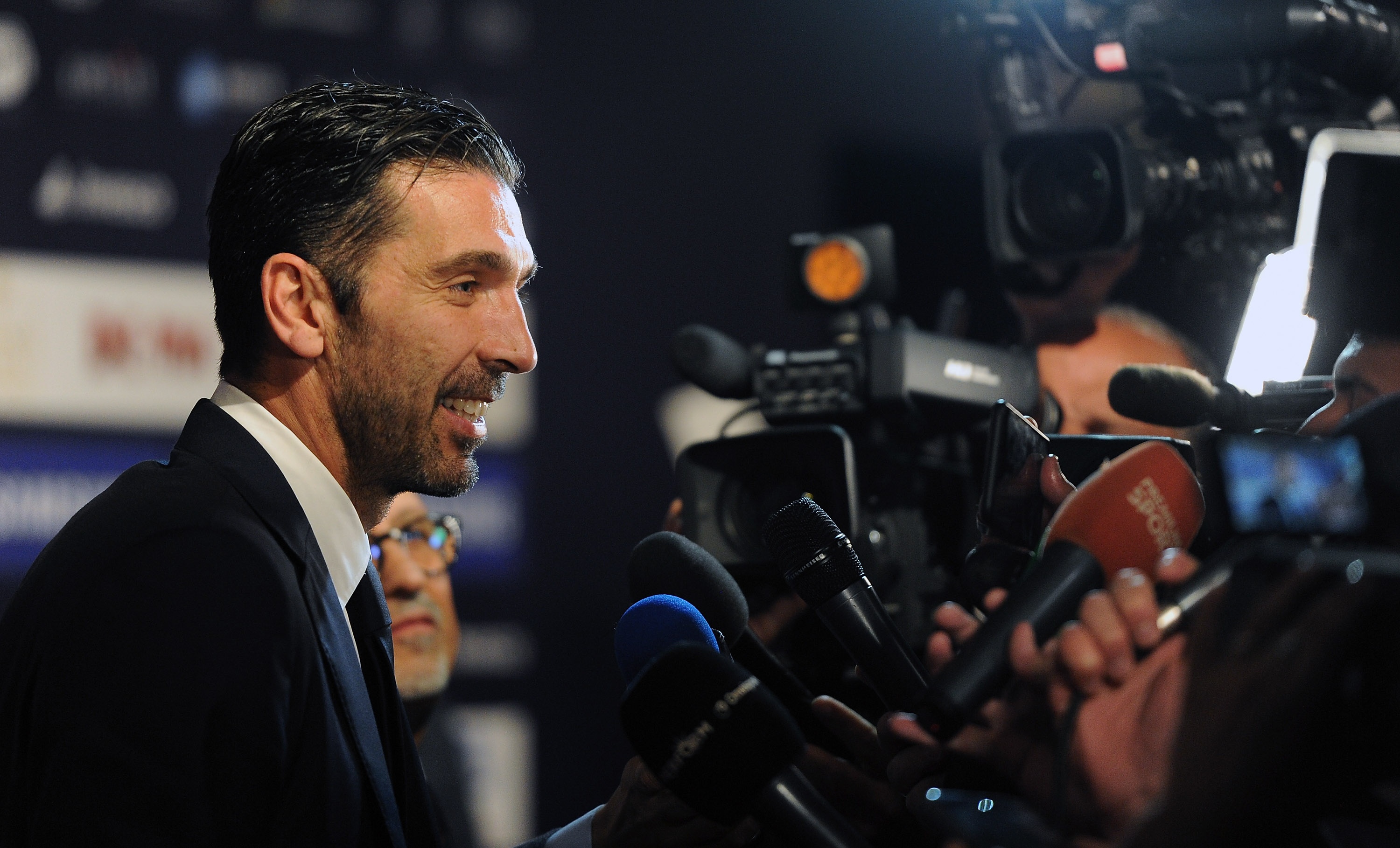 Buffon thang giai Cau thu hay nhat Serie A,  bo ngo kha nang tai xuat anh 2