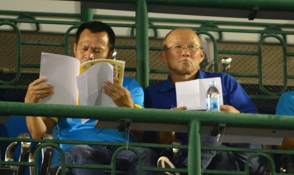 Binh Duong va PVF choi 'mau' hon nho HLV Park Hang-seo hinh anh